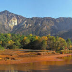 銅沼と爆裂火口壁（崩壊壁）