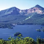 桧原湖と磐梯山