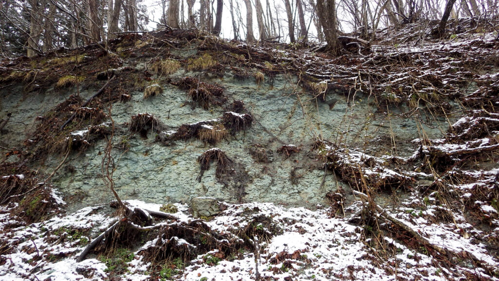 ⑥ジャワ島産火山性ガラス 原石かち割り エメラルドグリーン1kg以上 16cm弱