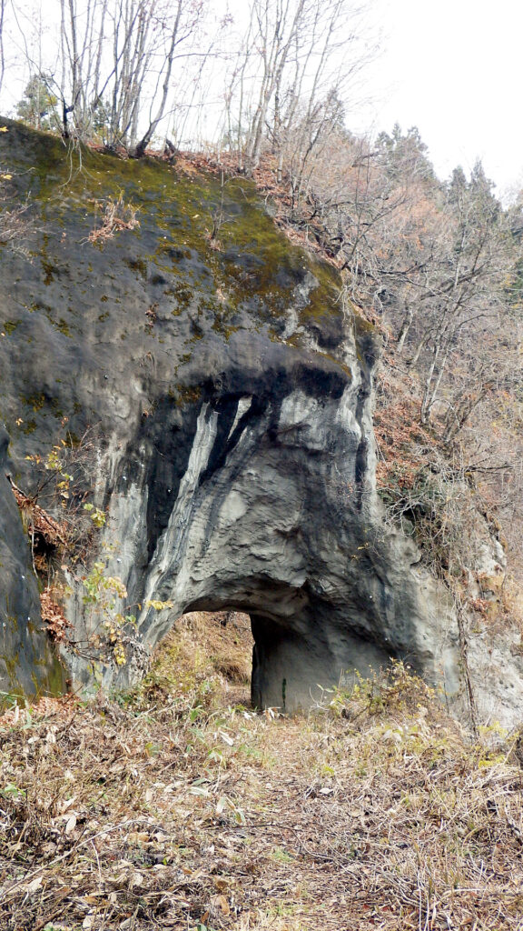 岩盤を掘削して作られたトンネル_通称_象の鼻